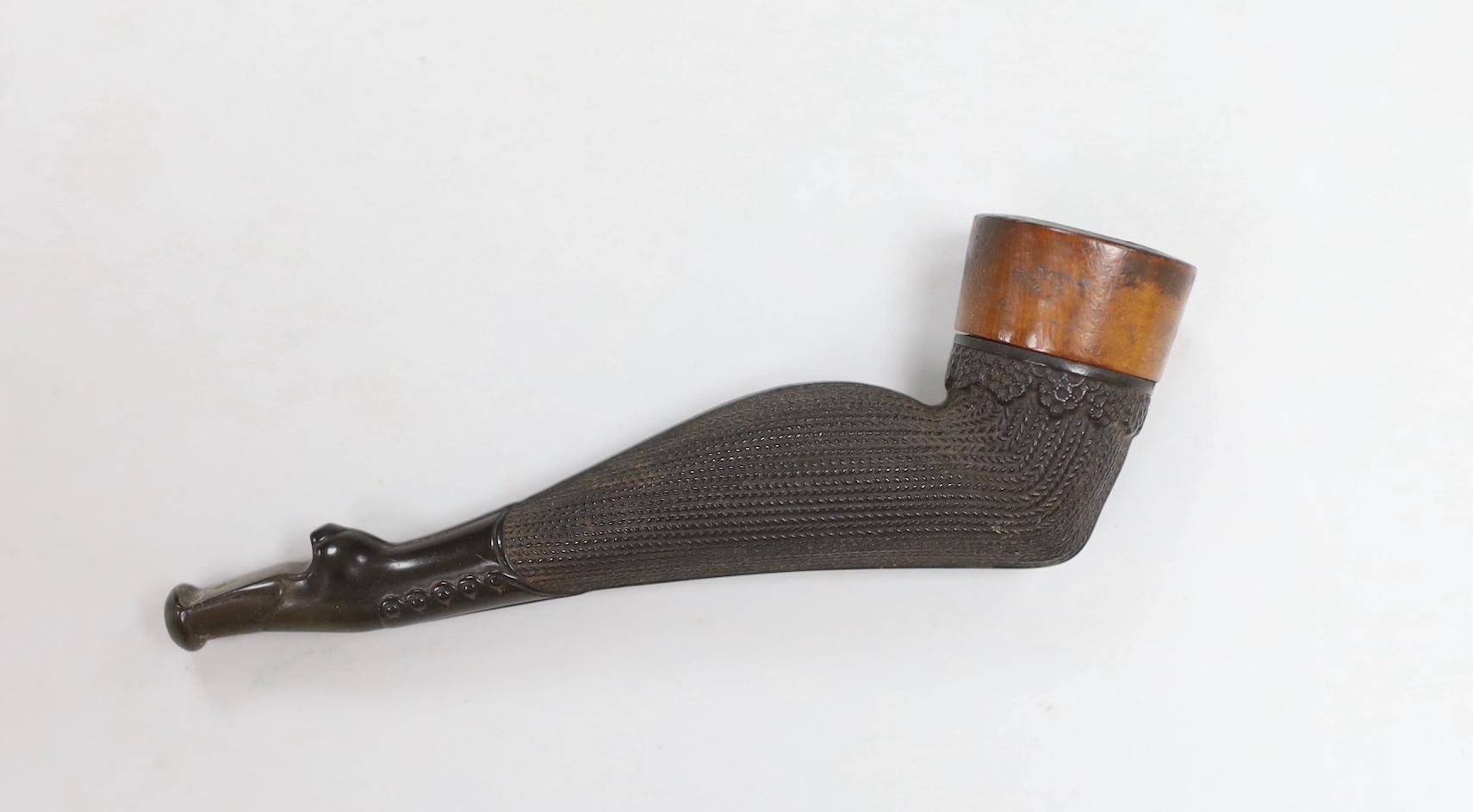 A novelty 'ladies stocking legged’ pipe, 9.5cm long